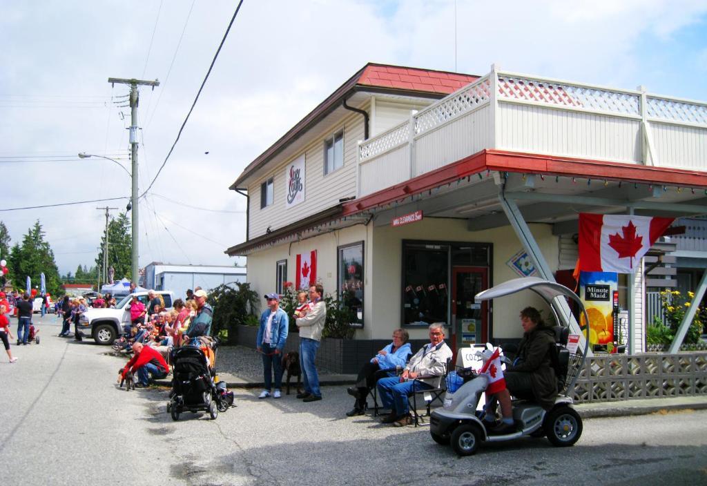 Cozy Court Motel Sechelt Bagian luar foto