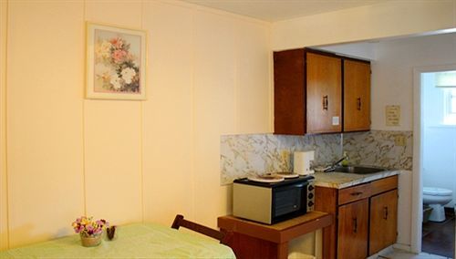 Cozy Court Motel Sechelt Bagian luar foto