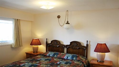 Cozy Court Motel Sechelt Bagian luar foto