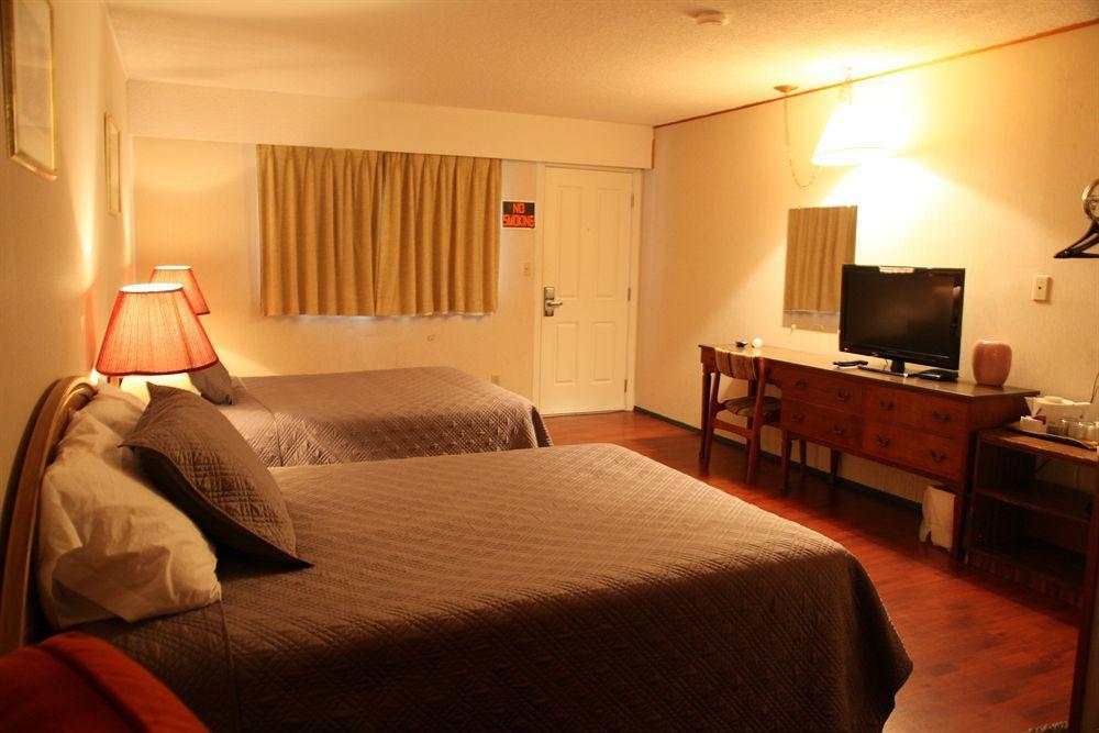 Cozy Court Motel Sechelt Bagian luar foto