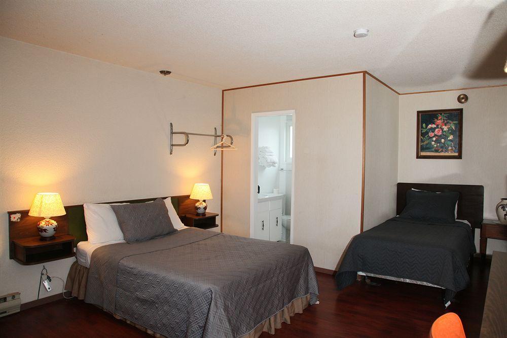 Cozy Court Motel Sechelt Bagian luar foto