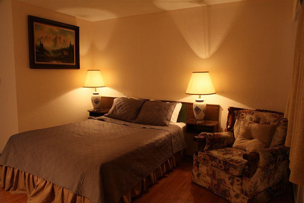 Cozy Court Motel Sechelt Bagian luar foto