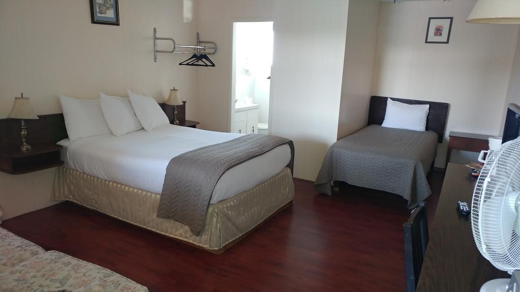Cozy Court Motel Sechelt Bagian luar foto