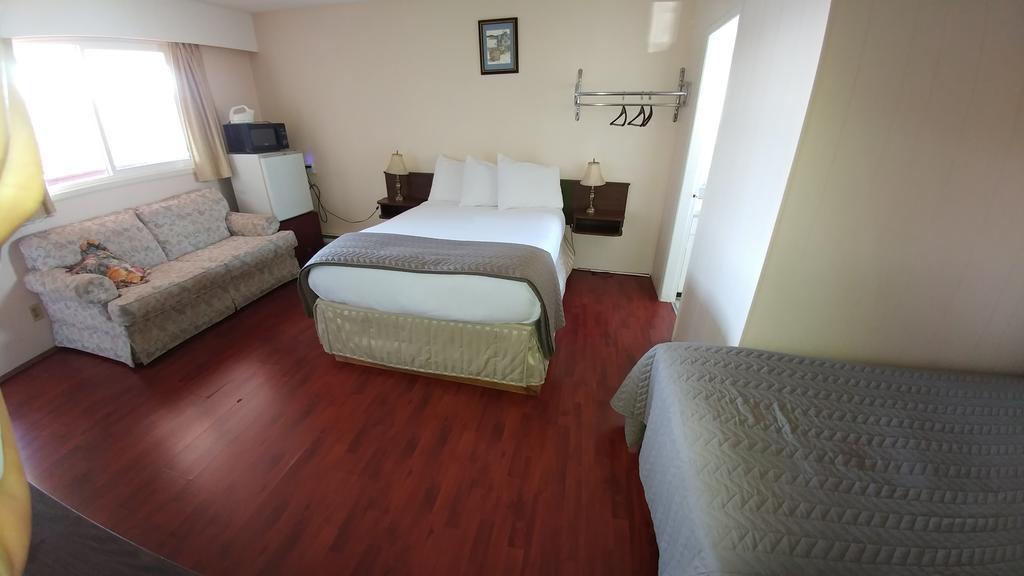 Cozy Court Motel Sechelt Bagian luar foto