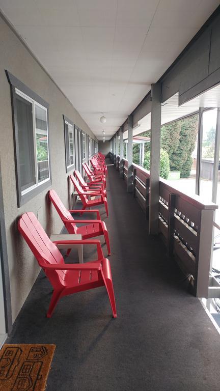 Cozy Court Motel Sechelt Bagian luar foto