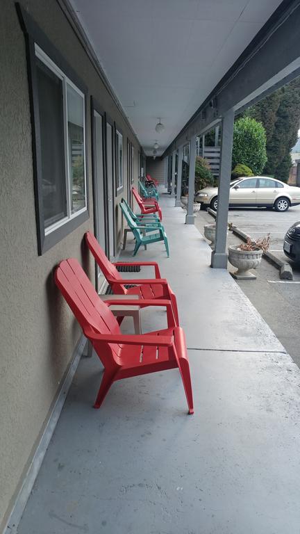Cozy Court Motel Sechelt Bagian luar foto