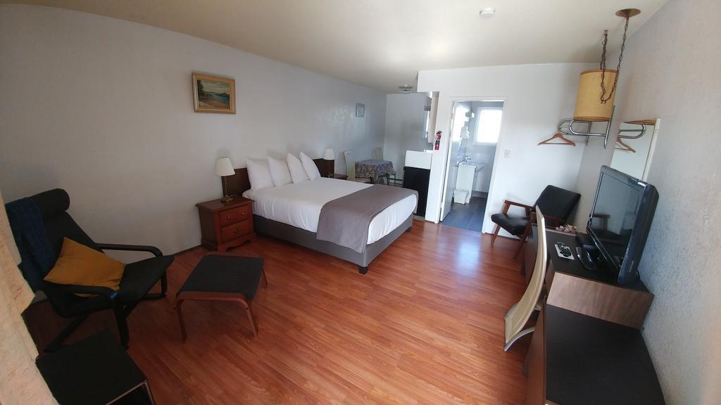 Cozy Court Motel Sechelt Bagian luar foto
