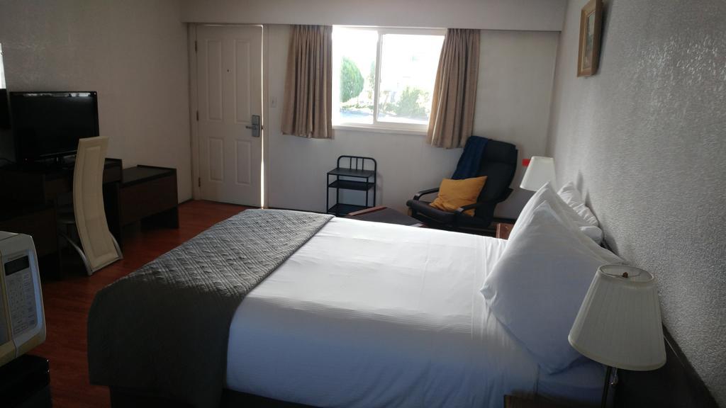 Cozy Court Motel Sechelt Bagian luar foto