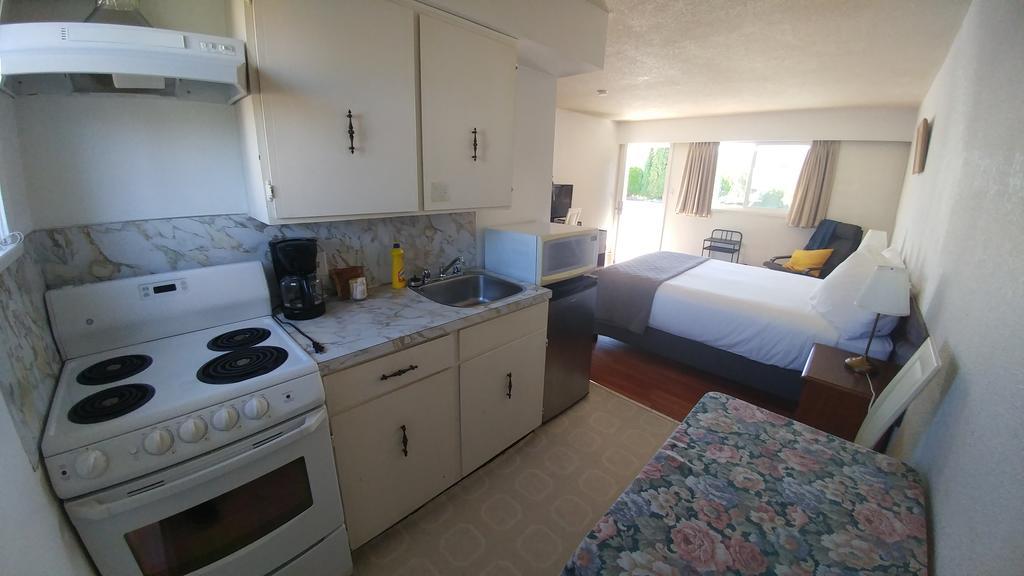 Cozy Court Motel Sechelt Bagian luar foto