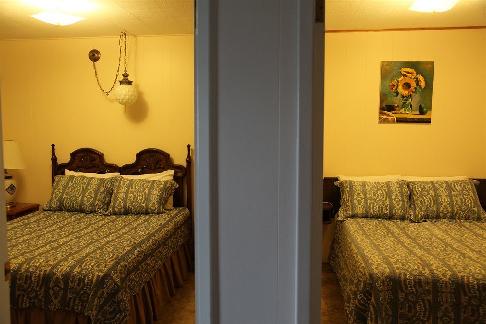 Cozy Court Motel Sechelt Bagian luar foto