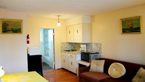 Cozy Court Motel Sechelt Bagian luar foto