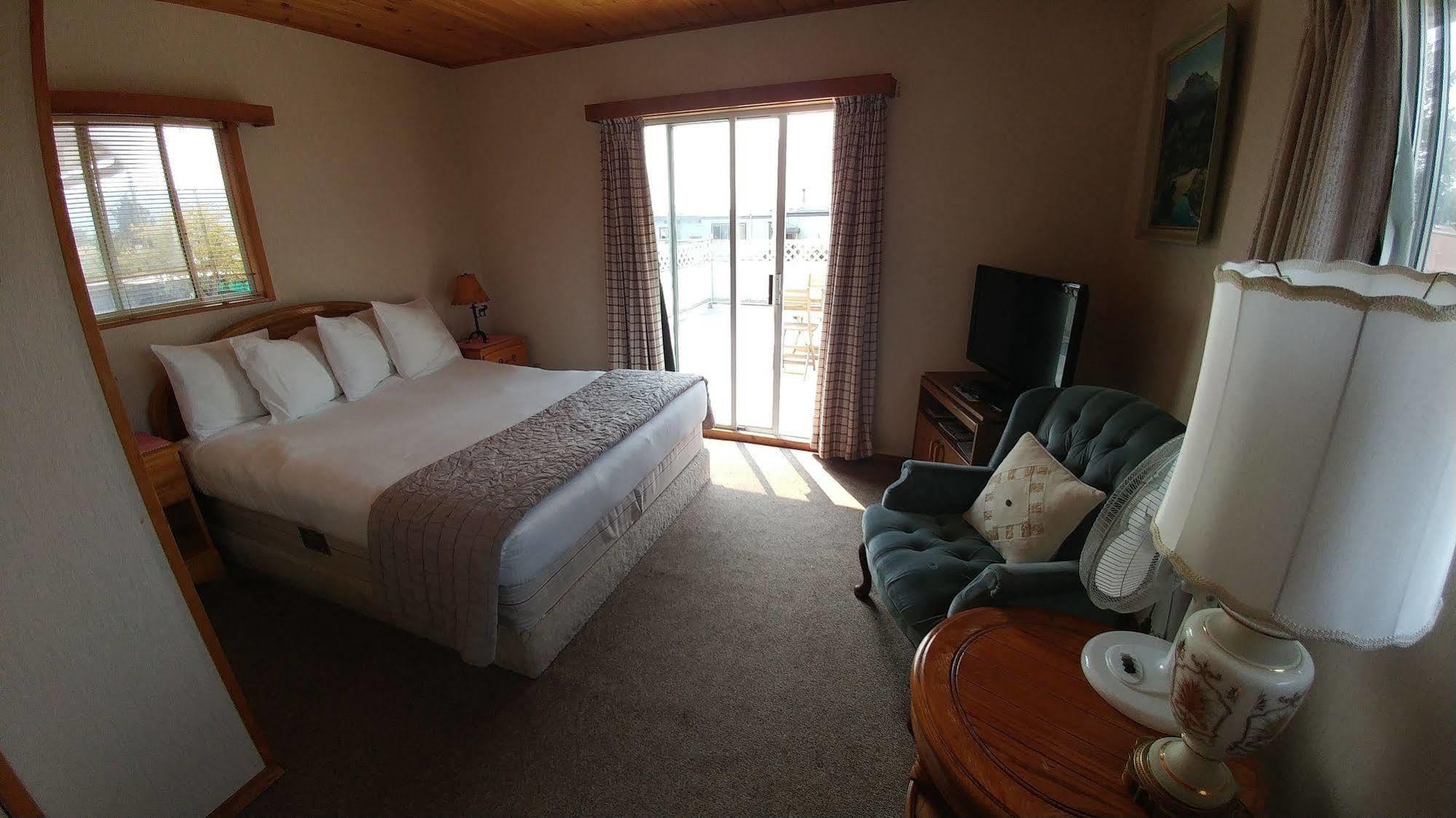 Cozy Court Motel Sechelt Bagian luar foto