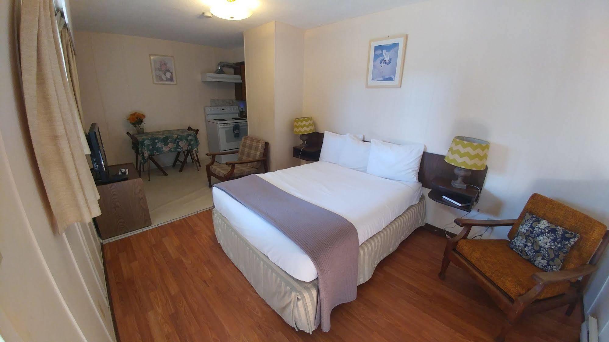 Cozy Court Motel Sechelt Bagian luar foto
