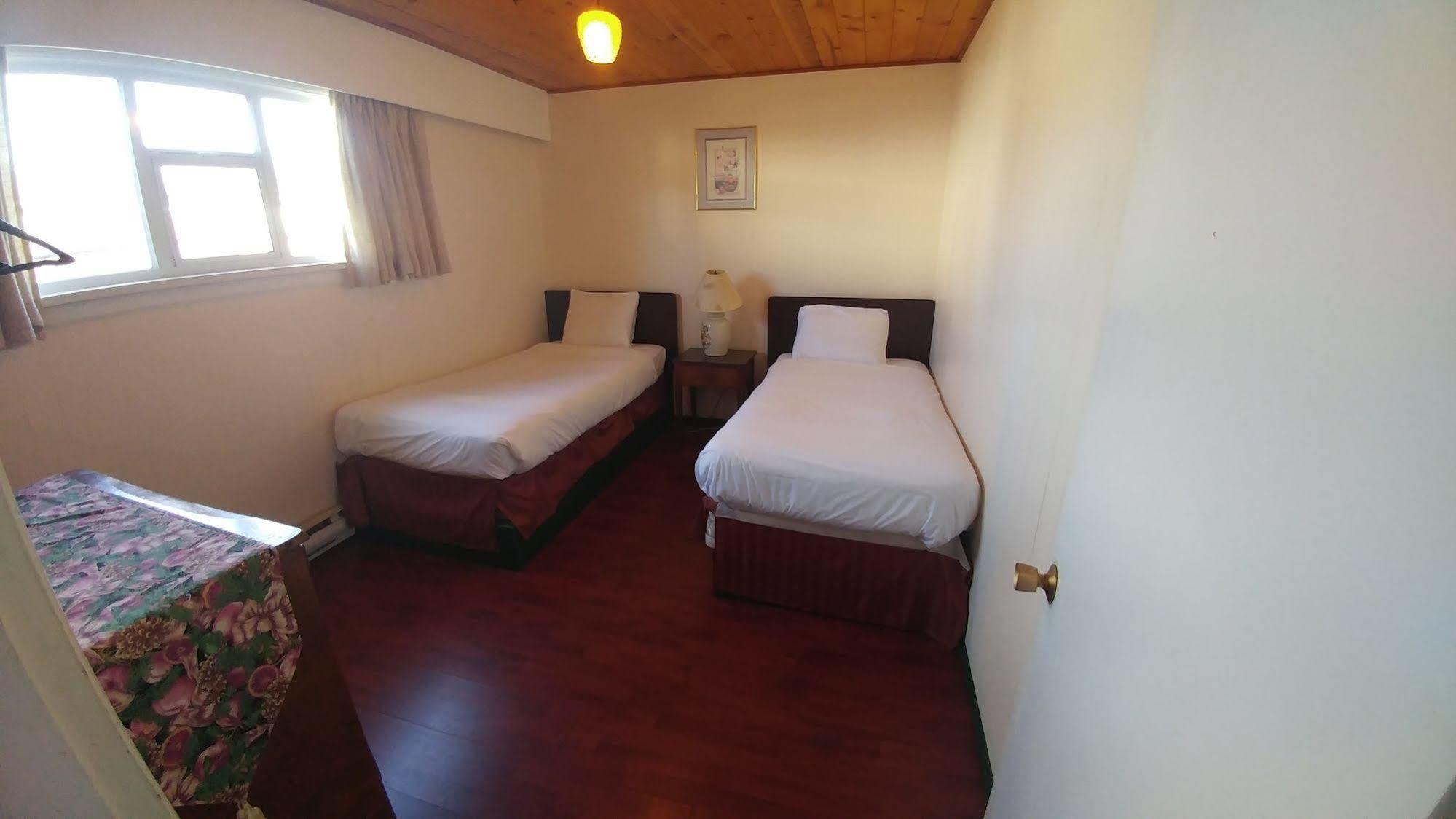 Cozy Court Motel Sechelt Bagian luar foto