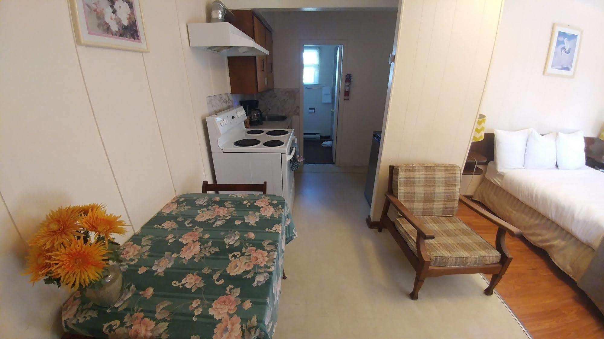 Cozy Court Motel Sechelt Bagian luar foto