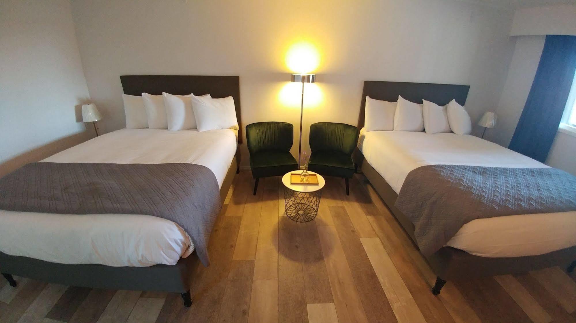 Cozy Court Motel Sechelt Bagian luar foto