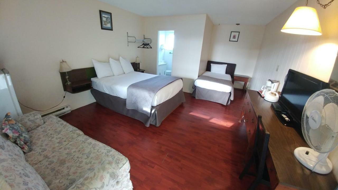 Cozy Court Motel Sechelt Bagian luar foto